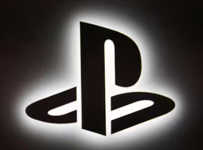 SirenesFR's tweet photo. 🔴 Sony anonce que les jeux PlayStation ne sortiront plus en VERSION PHYSIQUE (avec CD) à partir de janvier 2028. 💿

 🚮Sony fermera également les stores PS3 et PS Vita en juillet 2027, après dix ans d'existence seulement.

La fin du support CD c'est : la fin du marché de l'occasion, la possibilité de donner un jeu ou de le conserver en dehors de l'existence d'une dizaine d'années du store de la console. C'est également la fin des magasins de jeux vidéos.

Il y a quelques jours, Rockstar annonçait que GTA VI n'aurait pas de version CD, historique pour un jeu dont le support physique, même sur PS3, se vend encore en quelques secondes sur Leboncoin.