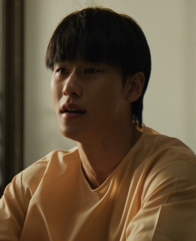 chei80613's tweet photo. He is so soft, I just want to pocket him and keep him safe forever. 🥺

#MuifeiEP3 https://t.co/j1XXr2BIc9
