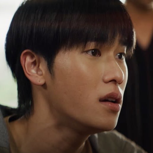 chei80613's tweet photo. He is so soft, I just want to pocket him and keep him safe forever. 🥺

#MuifeiEP3 https://t.co/j1XXr2BIc9