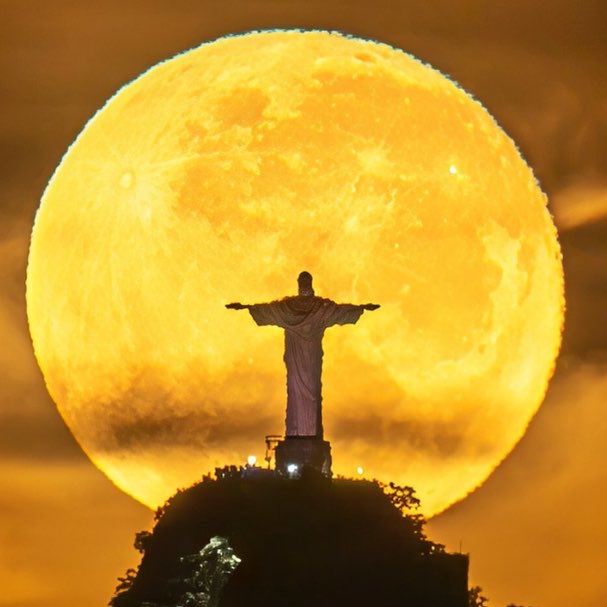 choquei's tweet photo. 🚨VEJA: Fotógrafo brasileiro registra momento impressionante em que a Lua se alinha perfeitamente ao Cristo Redentor, vista da Praia de Icaraí, em Niterói. https://t.co/8iI7WaMq1i