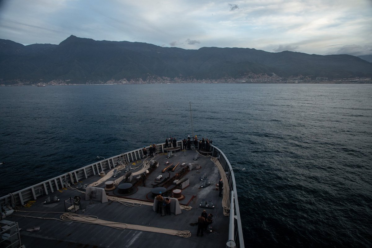 USAenEspanol's tweet photo. .@Southcom: El buque USS Fort Lauderdale de @USNavy se encuentra en Venezuela brindando capacidades médicas y funcionando como una sólida conexión de comunicaciones y distribución para garantizar que la ayuda llegue a las zonas más afectadas. https://t.co/yZAkwwHNnp