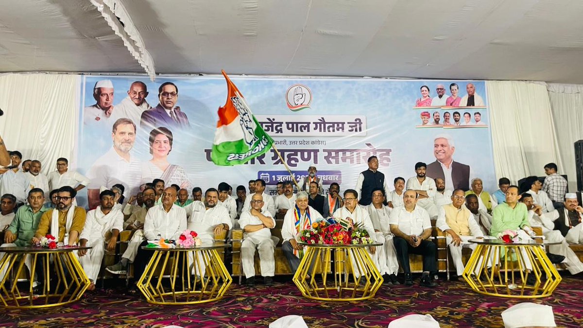 INCUttarPradesh's tweet photo. उत्तर प्रदेश कांग्रेस में नए युग की शुरुआत!

आज उत्तर प्रदेश कांग्रेस के नवनियुक्त प्रभारी, श्री राजेंद्र पाल गौतम जी (@AdvRajendraPal) के प्रथम उत्तर प्रदेश आगमन पर प्रदेश मुख्यालय, लखनऊ में एक भव्य पदभार ग्रहण समारोह का सफलतापूर्वक आयोजन संपन्न हुआ।

कार्यक्रम को संबोधित कर उन्होंने कार्यकर्ताओं में जोश भरते हुए कहा कि कांग्रेस का एक-एक कार्यकर्ता हमारी असली ताकत है। हम सब मिलकर उत्तर प्रदेश की जनता के हकों की लड़ाई को और मजबूती से लड़ेंगे। साथ ही श्री राजेंद्र पाल गौतम जी ने यूपी में दबे-कुचले, शोषितों, युवाओं और किसानों की आवाज को बुलंद करके उन्हें न्याय दिलाना ही अपनी सर्वोच्च प्राथमिकता बताया। उन्होंने यह भी कहा कि हम राज्य में तानाशाही और जनविरोधी नीतियों के खिलाफ हर मुमकिन संघर्ष करेंगे।

समारोह में मुख्य रूप से प्रदेश अध्यक्ष श्री अजय राय (@kashikirai) जी, पूर्व विधायक श्री नदीम जावेद (@NadeemjavedINC) जी, पूर्व सदस्य-विधान परिषद श्री दीपक सिंह (@DeepakSinghINC) जी, राष्ट्रीय सचिव श्री विदित चौधरी (@vidit_congress) जी, राष्ट्रीय सचिव श्री धीरज गुर्जर (@dgurjarofficial) जी, राष्ट्रीय सचिव श्री राजेश तिवारी (@rtaicc) जी, राष्ट्रीय सचिव श्री तौकीर आलम (@AlamTauquirJNU) जी, राष्ट्रीय सचिव सुशील पासी ( @SushilPasiINC) जी, मा. सांसद श्री तनुज पुनिया (@tanujpuniaINC) जी, मा. विधायक श्री वीरेंद्र चौधरी  (@VirendraUPCC) जी, पूर्व विधायक श्री संजय कपूर जी, चेयरपर्सन- प्रदेश अल्पसंख्यक विभाग श्री सोहेल अंसारी (@SohilMla) जी, चेयरपर्सन-सोशल मीडिया विभाग, यूपी कांग्रेस सुश्री शालिनी सिंह (@ShaliniSinghINC) जी, चेयरपर्सन-ओबीसी विभाग श्री मनोज यादव (@ManojYadavInc_) जी, उ०प्र० कांग्रेस विधि विभाग के चेयरमैन श्री अली आसिफ जमा रिजवी 'रिंकू' (@AsifRinku) जी, चेयरपर्सन- आरटीआई विभाग श्री पुष्पेंद्र श्रीवास्तव (@Pushpen45749112) जी, पूर्व सांसद कुंवर दानिश अली (@KDanishAli) जी, पूर्व सांसद श्री रवि वर्मा जी, पूर्व विधायक श्री पी.एल. पुनिया (@plpunia) जी, प्रदेश सचिव श्री सैफ अली नकवी (@saifalinaqvi) जी, पूर्व विधायक श्री श्याम किशोर शुक्ला जी, पूर्व विधायक भागवत चौधरी जी, पूर्व मंत्री नकुल दुबे जी समेत कांग्रेस जनों का एक विशाल हुजूम उपस्थित रहा।

समारोह के अंत में प्रदेश नेतृत्व ने नए प्रभारी जी को आश्वस्त किया कि पूरा यूपी नेतृत्व उनके मार्गदर्शन में एकजुट होकर कांग्रेस के झंडे को बुलंद करने के लिए पूरी तरह समर्पित है।