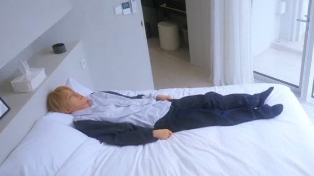 yushionya's tweet photo. yushi doesn’t know what time he’ll sleep yet https://t.co/CKGttV2SzA