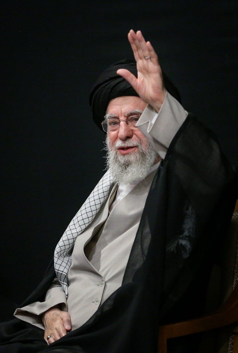 enghelabi213's tweet photo. تاریخ را کسانی می‌سازند که در لحظه‌های سخت، امید را زنده نگه می‌دارند.
وفاداری یعنی ایستادن پای عهد، نه فقط در کلام، که در عمل.
#باید_برخاست
#وداع_علویان https://t.co/bpNxg31XHk
