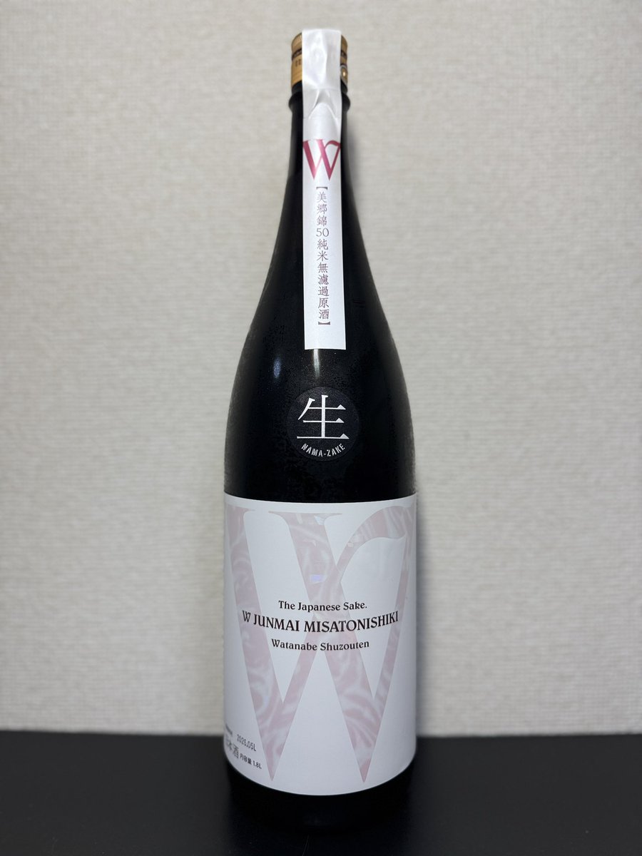 Seadwellerone's tweet photo. 本日の口開けW純米美郷錦無濾過生原酒。香り淡く林檎、メロンの青身、ミント。含むと透明な甘味に若干の渋味が輪郭を成し、すぐ高アルの辛味が立ってキレを演出、最後は柔らかい苦味の余韻を残して果てます。穏やかな味わいに辛味できちんとケリをつける、何とも心憎いやり口です。
#日本酒
#W
#美郷錦 https://t.co/Agq9VRWhCh