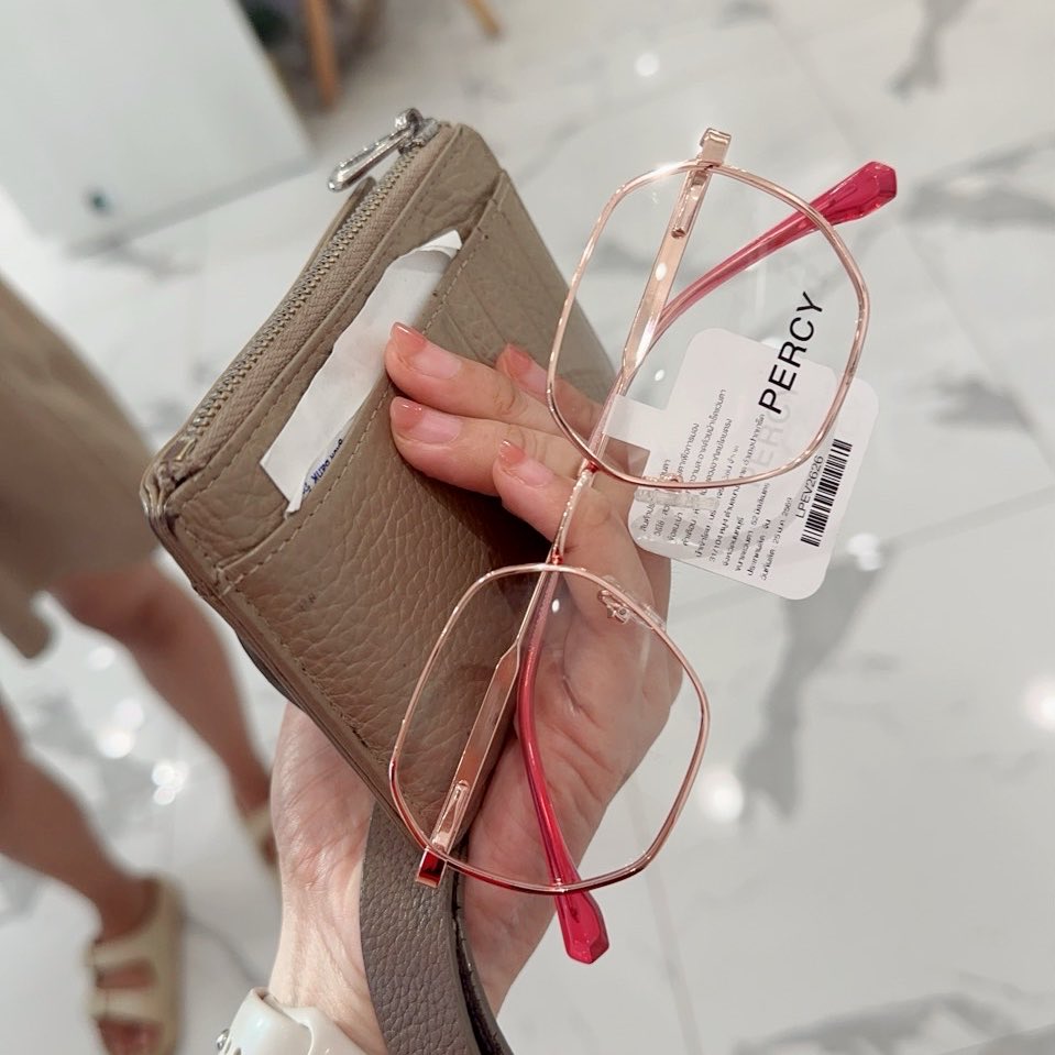 aispdiary's tweet photo. #วิ่งแลกแว่น ที่แว่นท็อปเจริญ ไปแลกมาแล้วจ้าาา วิ่ง 11 km ได้ส่วนลด 3,800฿

✨ ถ้าเลือกกรอบแว่นราคา 3,800฿ จะจ่ายแค่ค่าตัด 280฿
✨ แต่เราเลือกกรอบ 4,800฿ - ส่วนลด 3,800฿ = 1,000฿
✨ ค่ากรอบลดอีก 50% จะเหลือ 1,000฿-50% = 500฿
✨ ถ้าเลือกเลนส์ธรรมดา จะอยู่ที่ 500฿ แต่เราเลือก blue cut เพิ่มเงินอีก 560฿
✨ สรุปวันนี้จ่ายไป 500฿ + 560฿ = 1,060฿