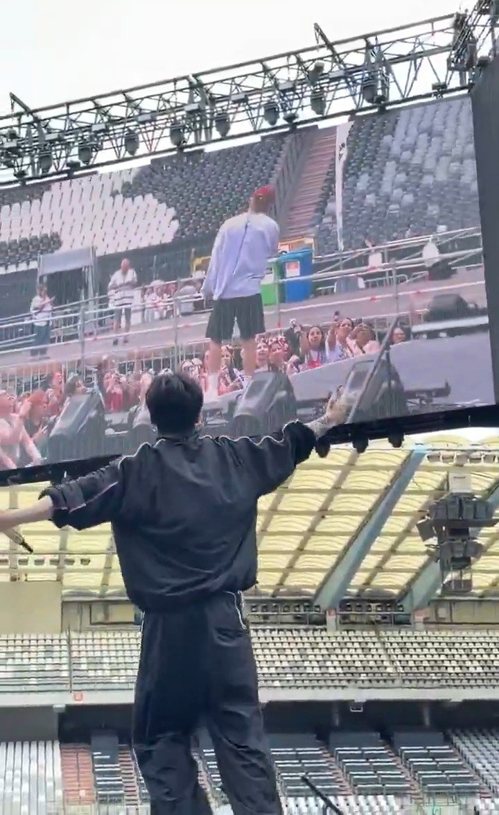 flowerlytk's tweet photo. Jungkookie looking at his Taehyungie on big screen my fav Taekook pic 😘😘 https://t.co/Wn9gvuRb7z