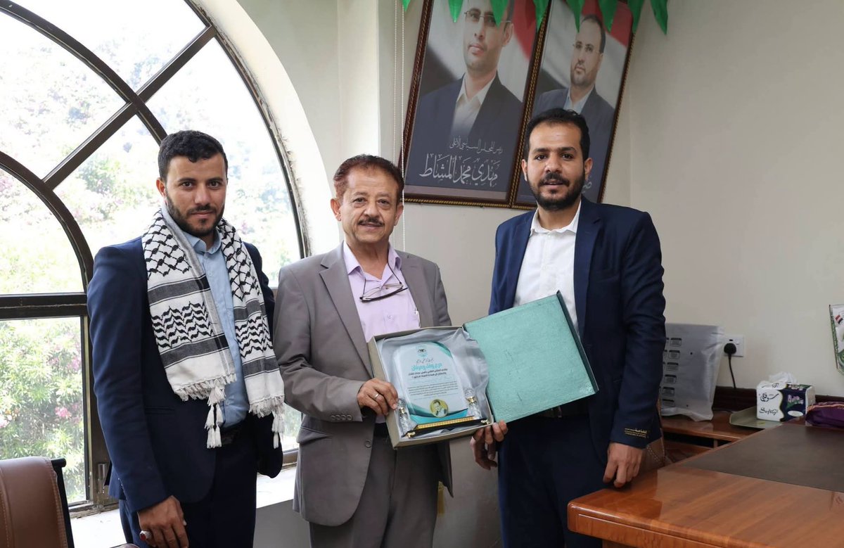 altlaby6053's tweet photo. الملتقى الطلابي بمحافظة إب يكرّم البروفيسور عبد الحق حسين الحسني بدرع الوفاء والشكر والعرفان والتقدير
 
ـــــــــــــــــــــــــــــــــــــــــــــــــــــــــــ
#جامعة_إب 
#الملتقى_الطلابي 
https://t.co/hknoYjNyIs https://t.co/QBDtxv5bGr
