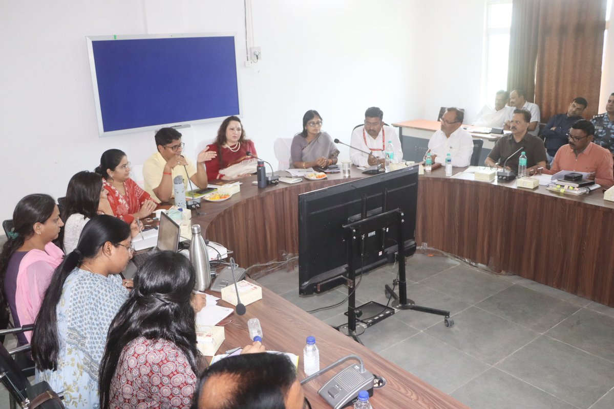 CollectorMaihar's tweet photo. मानसून के दौरान संभावित अतिवर्षा एवं बाढ़ की स्थिति से प्रभावी ढंग से निपटने के लिए कलेक्ट्रेट सभाकक्ष #मैहर में बुधवार को अधिकारियों की बैठक लेकर कलेक्टर श्रीमती बिदिशा मुखर्जी द्वारा सभी विभागों को सतर्क रहते हुए पूर्व तैयारी सुनिश्चित करने के निर्देश दिए गए। 

#JansamparkMP https://t.co/T7DFggZt9h