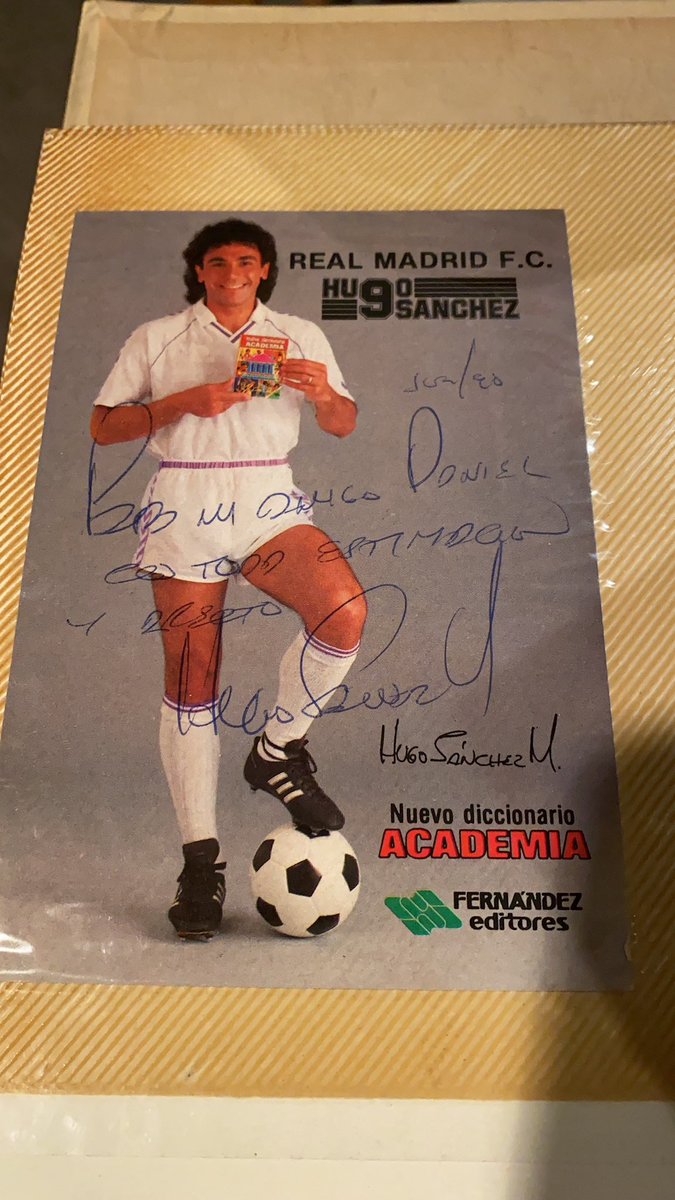 DanielHabif's tweet photo. Esta foto más que devolverme a la infancia; me devuelve a una época entera.

Encontré este recuerdo de cuando hice un comercial de Colgate con Hugo Sánchez. Yo era un niño, y en los años 80 y 90 quizá fui uno de los niños que más comerciales hizo en toda Latinoamérica. Viví entre sets, cámaras, luces, libretos, llamados, estudios, vestuarios y nervios. Sin saberlo, estaba aprendiendo desde muy pequeño a habitar una cámara, a contar una historia.

Pero esta foto tiene algo distinto. Ese día no estaba frente a cualquier figura pública. Estaba frente a Hugo Sánchez, el mexicano que le demostró al mundo que un muchacho nacido en México podía llegar a la cima del futbol europeo sin pedirle permiso a nadie.

Lo sabemos. Hugo no solo jugó en el Real Madrid. Conquistó el Real Madrid. Llegó en 1985, venía de romperla en el Atlético de Madrid, y con la camiseta blanca hizo historia: 208 goles en 282 partidos oficiales, 5 Ligas, 1 Copa del Rey, 3 Supercopas de España, 1 Copa UEFA, cinco Pichichis y una Bota de Oro europea. Números de gigante. Números de leyenda. Números de alguien que convirtió el gol en una forma de arte.

Hugo no fue solamente un delantero extraordinario. Fue también un hombre de disciplina absoluta: estudió Odontología en la UNAM y es dentista, mientras construía una de las carreras deportivas más importantes que haya dado México. Y como si su historia necesitara otra vida dentro de la misma vida, también levantó campeonatos como director técnico: con Pumas fue bicampeón del futbol mexicano en 2004, ganando el Clausura 2004 y el Apertura 2004, algo que muy pocos han logrado.

Y ahí estaba yo. Un niño de overol naranja. Dándole la mano a un hombre que ya había hecho historia. En ese momento no entendía del todo quién tenía enfrente. Solo recuerdo el comercial, la escena, la sonrisa.

Gracias, Hugo, por lo que hiciste por México.

Y gracias a ese niño por no perder nunca la capacidad de asombro.