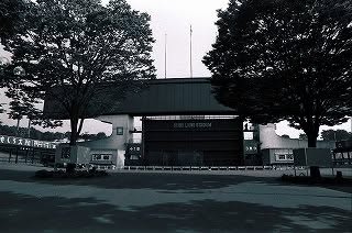 yu_speedbird's tweet photo. 40数年前のお話。
学生の頃、まだ青空の見える西武ライオンズのスタジアムで働いていました。入場券を切ったり、スタンドでファウルボールをひろったりするアルバイト。ずいぶんと所沢に通ったが、当時の仲間たちとは今でもつきあいがあって楽しい。

あの頃はライオンズが勝つと、バックネット裏の観客席の間にもうけられた長い階段を、監督や選手が上がってくるファンサービスがあったのです。
高校生のときだったかな、日本シリーズで勝利したあと、この階段を選手たちが上がってきました。

興奮した観客が選手に近づかないように、アルバイト仲間と階段の脇で手を広げていると、赤ちゃんを抱いた若い女性が「お父さんよ！」と声をあげて、ひとりの選手に近づいたのです。

嬉しそうなその選手の顔が忘れられません。まわりの仲間たちの笑顔もまたよくってね。大歓声の中なのにスヤスヤ眠っている赤ちゃんと、澄み渡った秋空と、舞い散る紙ふぶきと、野球選手たちの大きくて広い背中が今も強く印象に残っています。

背番号30番のお父さんは誰だったのかと調べたら、広橋という選手でした。あの小さな赤ちゃんは、どうやらマリナーズで活躍した岩隈投手の奥さんになる人だったようです。