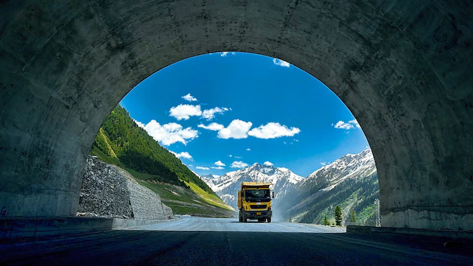 _RapidReports's tweet photo. 🚨 India's first eight-lane highway tunnel beneath the Mukundra Hills Tiger Reserve on the Delhi-Mumbai Expressway will open to all vehicles in August. https://t.co/8LO0Xa4Get