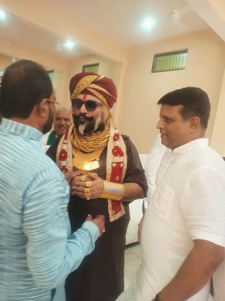 Shishir4Patna's tweet photo. समृद्ध एवं मंगलमय दांपत्य जीवन की हार्दिक शुभकामनाएँ प्रेषित कीं।
ईश्वर से प्रार्थना है कि नवयुगल का जीवन प्रेम, विश्वास, सुख, समृद्धि एवं उत्तम स्वास्थ्य से सदैव परिपूर्ण रहे।
#VarVadhuSwagat #WeddingReception #Shubhkamnayein #Patna #Bihar #Maner https://t.co/I5J1gOxs8i