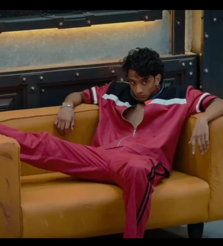bluerayson's tweet photo. Me after watching today's episode-

 @NetflixIndia tum bkl ne isilye madam jiii likha tha na 🥰🥀

#YogeshRawat #Lockupp2 https://t.co/8LaBVFYeMH
