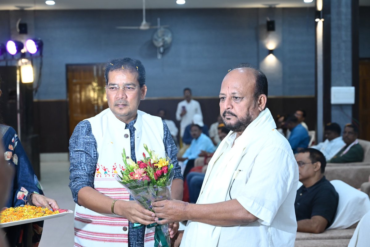 bnoraonjas's tweet photo. गोड्डा @ अतिथि स्वागत ~

स्मारिका एवं पुस्तक विमोचन-सह-लोकार्पण समारोह https://t.co/cBX95LIVtl