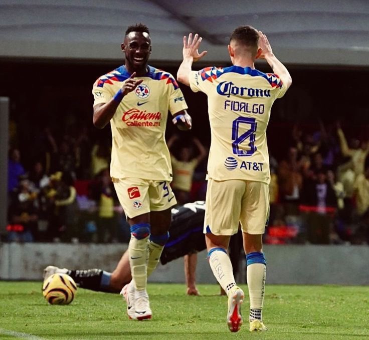 ameeextra1916's tweet photo. Ves lo que es Quiñones hoy en día, y ves el jugador que es fidalgo y ahí es cuando te das cuenta el porqué ese América fue ABRUMADORAMENTE APLASTANTE.

Que honor y que privilegio fue tenerlos juntos en el equipo más gigante de este país 🟡🔵🦅. https://t.co/ThzCSxZgKt
