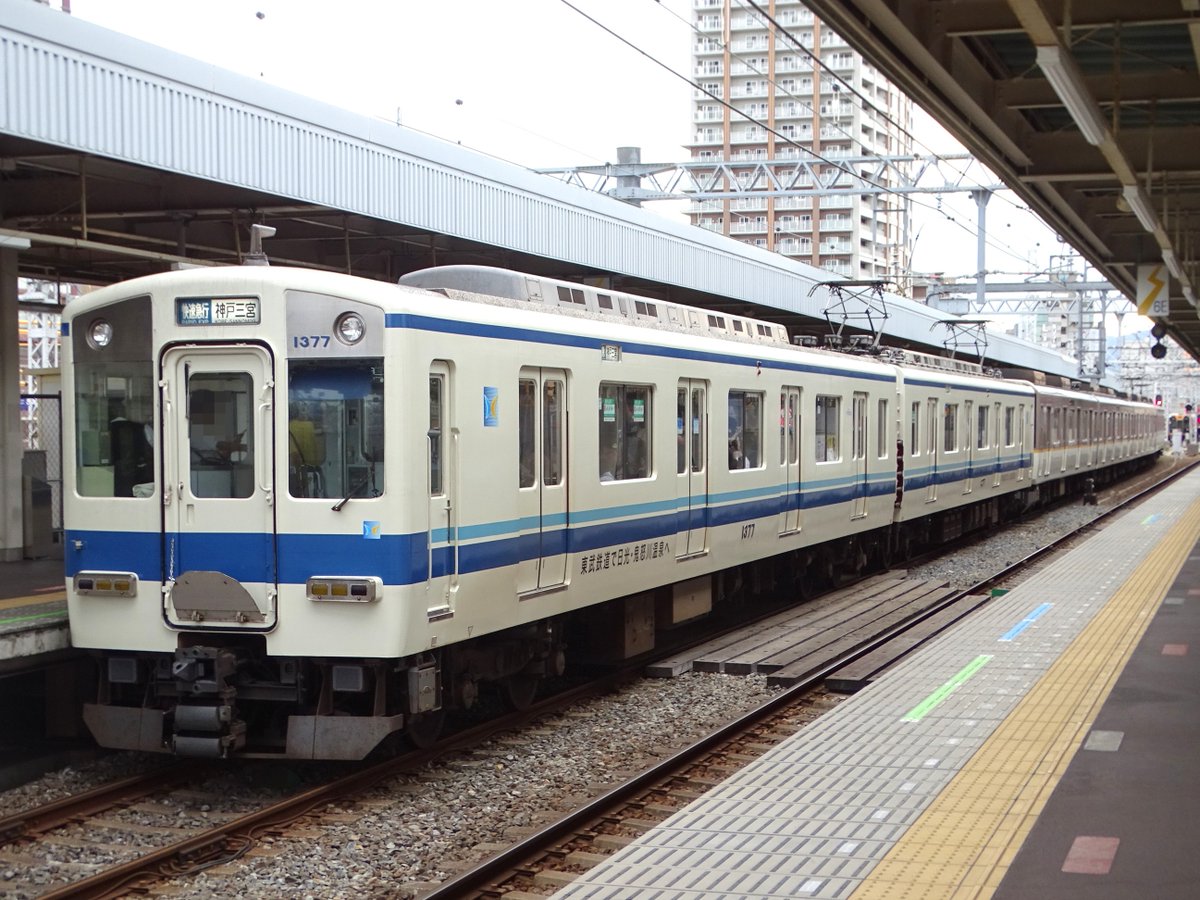 TakashimaExp2's tweet photo. 6/21(日)
東武8000系風の塗装が施されている近鉄1252系VE77、後追いながら撮影出来ました。
塗装自体は中々似合っていますが、この塗装でシリーズ21と連結している上に、阪神電車にまで入ってきているのは、かなりシュールですね...
と言いつつ、東武には尼崎生まれの車両が結構な数居るんでしたね笑 https://t.co/WJ5KHVvRpT