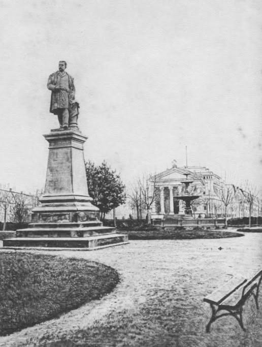 adrian_RLD's tweet photo. Monumentul lui Pake Protopopescu, primarul Bucureștiului între 1888 și 1891. 

Monumentul, realizat de sculptorul Ion Georgescu, a fost ridicat în 1903 și demolat în 1948. https://t.co/O6U326f5Uv