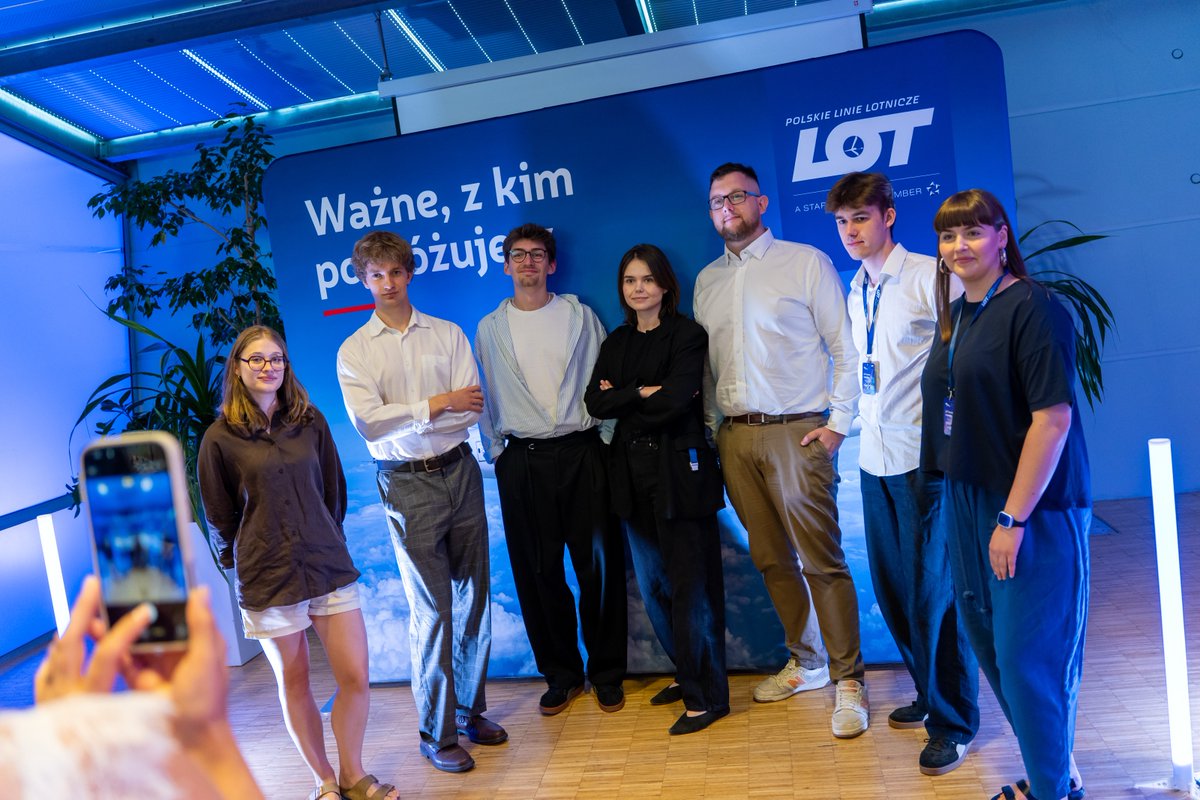 LOTPLAirlines's tweet photo. LOT Summer Internship wystartował!✈️
Na nasz pokład dołączyło ponad 30 stażystów do 21 obszarów. Przed nimi trzy miesiące pełne wyzwań, zdobywania praktycznej wiedzy i poznawania branży lotniczej od środka.
Ważne, z kim podróżujesz.
#flyLOT https://t.co/rTITTLkttm