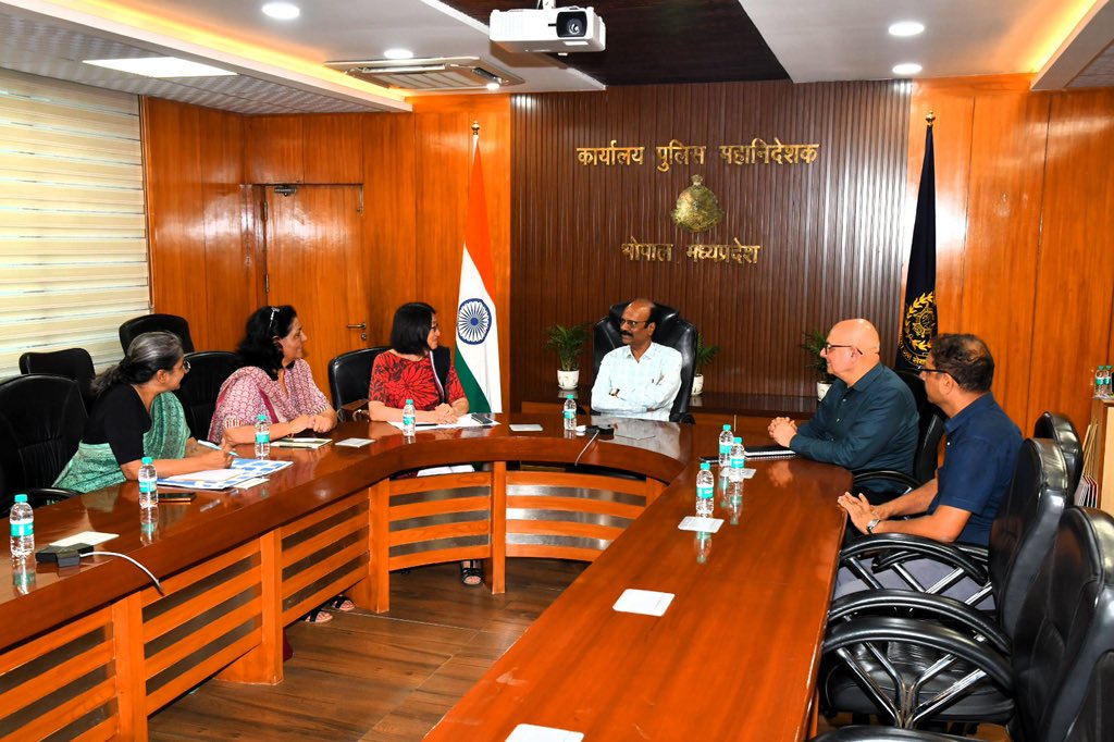 DGP_MP's tweet photo. महिला सुरक्षा एवं सशक्तिकरण को वैश्विक सहयोग की नई ऊर्जा...

आज पुलिस मुख्यालय, भोपाल में यूएन विमेन इंडिया की कंट्री रिप्रेजेंटिव सुश्री शोको इशिकावा ने पुलिस महानिदेशक श्री कैलाश मकवाणा से शिष्टाचार भेंट की।

#DGPMP #Mppolice @UN_Women @UNFPA https://t.co/TH6e5damqF