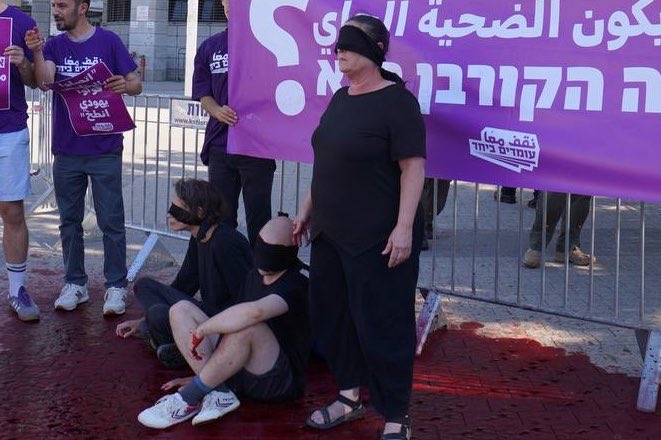 omdimbeyachad's tweet photo. כמעט מאה וחמישים אזרחים נרצחו מתחילת השנה. אבל המשטרה והממשלה עוצמות עיניים - רק כי הם ערבים. ככה נראית הפקרה. 

📍הצוהריים, מול מטה המשטרה
📸 קרדיט: אינאס אוסרוף https://t.co/B5PeRfui6Z