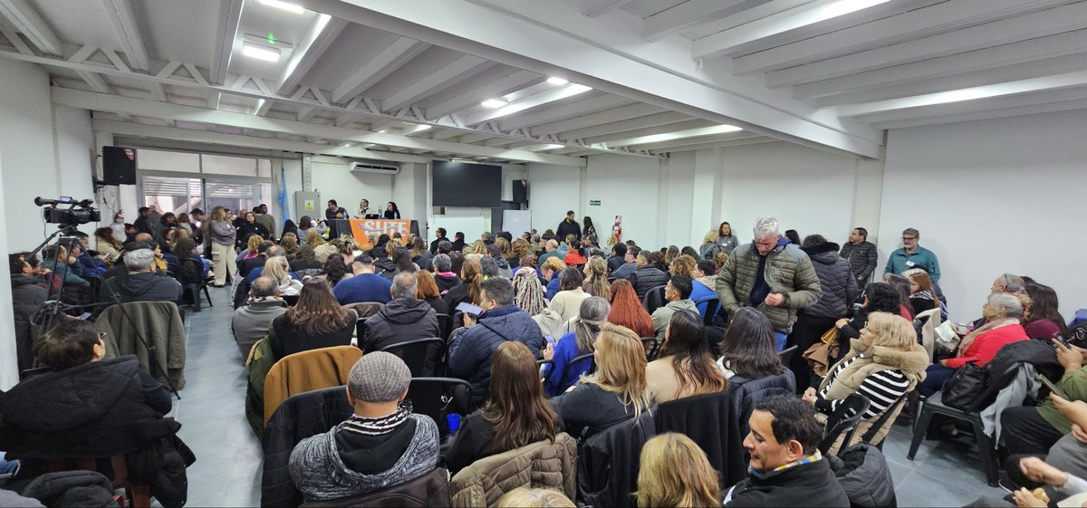 sutemendoza's tweet photo. Ahora | PLENARIO PROVINCIAL en 
📍Maipú.
Con 190 congresales, trabajadoras/es de la educación debaten la última propuesta paritaria. 

Los plenarios departamentales de ayer reunieron a 892 delegados con 703 escuelas, en una de las convocatorias más grandes de los últimos años. https://t.co/5xM5gLJmqE