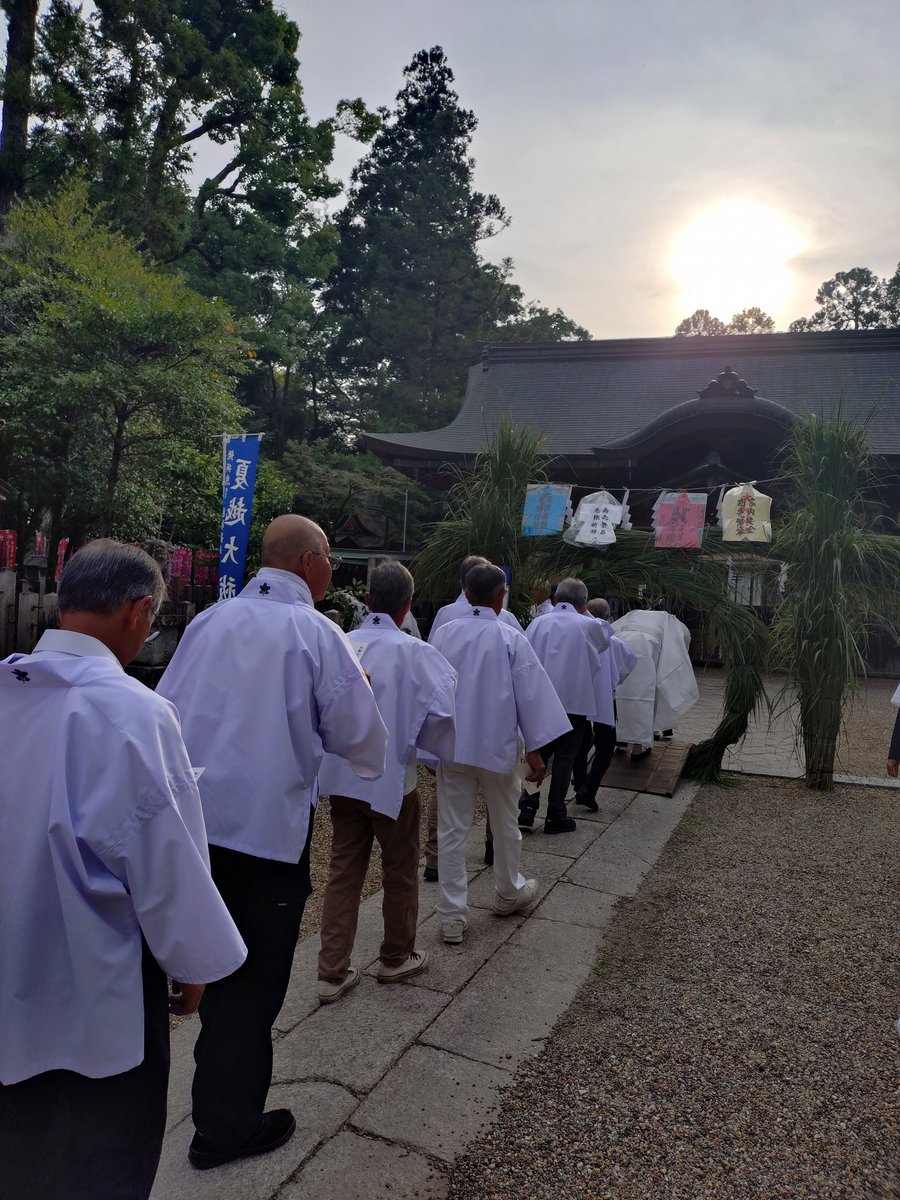 shokannon's tweet photo. 今年は奉職する神社とは別に
久しぶりに違う神社様の夏越大祓にお詣りしました
奈良県の今も氷室を守る福住氷室神社と公の文書に記載が残る日本最古の大和神社
同じ日(日曜日に振替もある)に日本中の神社で執り行われる茅の輪くぐり
それぞれに個性があって本当にすばらしい https://t.co/3ZxvCzVtB3
