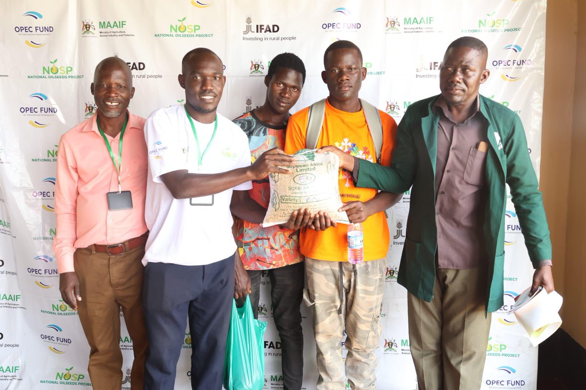 MAAIF_Uganda's tweet photo. Oil seed value chains 🥜🌻: Looking for expert guidance on how to make money from soybean, sesame (simsim), groundnuts, and or sunflower?

Visit the National Oil Seed Project (@NOSP_UG) stall at the showgrounds in Jinja.

The #AgricShowUG2026 is on til the 5th of July 2026. https://t.co/cSYYntTNzz