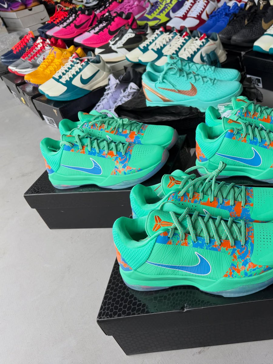 JustFreshKicks's tweet photo. IN HAND LOOK: Jalen Brunson x Nike Kobe 5 PE "NY vs. NY" 🗽

🗓️ August 1st
💰 $190 https://t.co/UT42Oahq7D