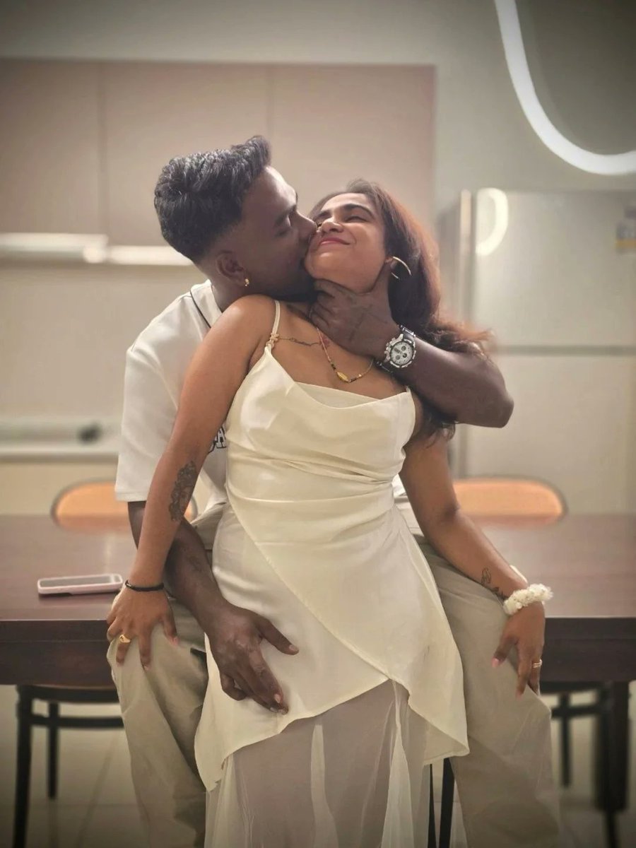 Kathira46482094's tweet photo. Indha Couple oda Id Therinja sollunga makkale 😍🥵 https://t.co/s0t3g2gGj6