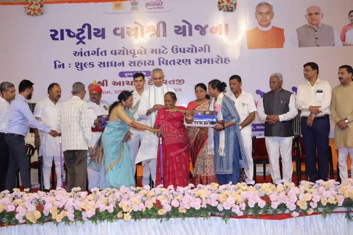 Gautambhaibjp's tweet photo. વરિષ્ઠોનું સન્માન એ જ આપણી સંસ્કૃતિ અને સંકલ્પની ઓળખ છે.

ગુજરાતના માનનીય રાજ્યપાલ શ્રી @ADevvrat જીની ગૌરવપૂર્ણ ઉપસ્થિતિમાં અને કેન્દ્રીય રાજ્યમંત્રી અને ભાવનગરના સાંસદ શ્રીમતી @Nimu_Bambhaniya જીની ગરિમામય ઉપસ્થિતિમાં ભાવનગર ખાતે આયોજિત રાષ્ટ્રીય વયોશ્રી યોજના શિબિરમાં(૧/૪) https://t.co/bvhL3AtPjL