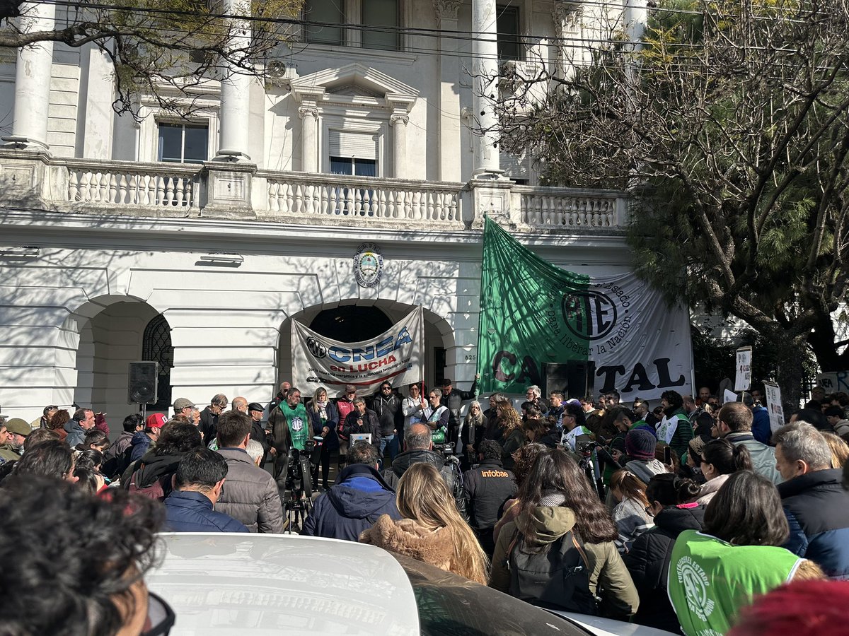 Cele_Fierro's tweet photo. Hoy bancando a las y los trabajadores despedidos del CNEA. Reincorporación YA! https://t.co/0a288oghg5