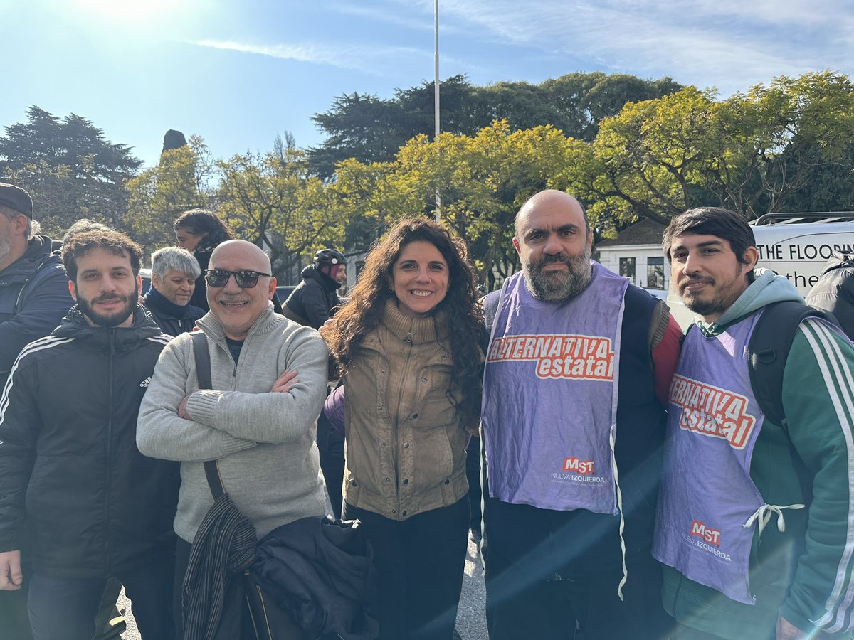 Cele_Fierro's tweet photo. Hoy bancando a las y los trabajadores despedidos del CNEA. Reincorporación YA! https://t.co/0a288oghg5