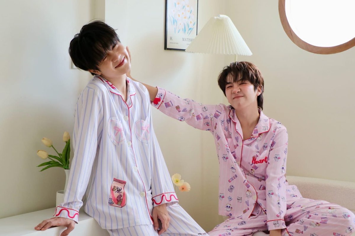 AllNews_th's tweet photo. “Cieloheart” ต่อยอดความสําเร็จ! CEO “เอิร์ธ กัษมนณัฎฐ์”   เผยโฉมคอลเลกชั่นใหม่ “Cielo Morning Muse” คว้า “ต้นหลิว เมธาพัฒน์” ถ่ายทอดความสดใส

#cooheart #tonliewmtp
#cielomorningmuse #cieloheart

🔗 https://t.co/DAVQBST2uH
          เตรียมรับแรงกระแทกความน่ารักแบบคูณสอง!! เมื่อ CEO คนเก่ง “เอิร์ธ-กัษมนณัฎฐ์ นามวิโรจน์” หรือ#Cooheart พร้อมเสิร์ฟ #Cieloheart คอลเลกชั่นใหม่ คว้าหนุ่มฮอตสุดคิ้วท์! “ต้นหลิว-เมธาพัฒน์” มาร่วมถ่ายทอดความน่ารัก สดใส ให้กับคอลเลกชั่นพิเศษ “Cielo Morning Muse” ต่อยอดความสําเร็จแบบปังๆ พร้อมให้เหล่ามัมหมีกดเอฟกันรัวๆ แล้ววันนี้

          โดย เอิร์ธ เผยว่า “คอลเลกชั่น Cielo Morning Muse ถูกต่อยอดจากคอลเลกชั่นก่อนหน้านี้ครับ จากกระแสตอบรับที่ค่อนข้างดี แฟนๆ เรียกร้องให้ทางแบรนด์ทําชุดนอนมาขายอีกครั้ง ซึ่งครั้งนี้นอกเหนือจากความ พิเศษของลายน้องแมวที่มีเรื่องราวแล้ว อีกหนึ่งความพิเศษคือคอลนี้เอิร์ธได้ ต้นหลิว มาร่วมสร้างสีสันความสนุก ซนๆ เพิ่มความน่ารักให้กับคอลเลกชั่นนี้อีกด้วย เบื้องหลังการถ่ายงานนี้สนุกมากครับ คอลนี้เราจะเน้นต้นหลิวเป็นหลักถ่ายทอดความน่ารัก สดใส เรียกง่ายๆ ว่าทํามาเพื่อน้องเลย โดยในรอบนี้เราทําออกมา 3 แบบด้วยกันมีโทนสีขาว สีชมพู และสีเหลือง เอิร์ธยังการันตีคุณภาพเนื้อผ้าเหมือนเดิม คุมเองทุกขั้นตอน รับรองว่าใส่สบาย นอนหลับฝันดีแน่นอนครับ

          สําหรับคอลเลกชั่นนี้เราจะเปิดให้พรีออเดอร์ 2 ช่องทางด้วยกัน ช่องทางแรกผ่านช่องทางทางเว็บไซต์ https://t.co/otoIMyD0wa ตั้งแต่วันที่ 30 มิถุนายนถึงวันที่ 6 กรกฎาคม นี้ และอีกหนึ่งช่องทางคือทาง Taobao จะเปิดพรีออเดอร์ในวันที่ 2-8 กรกฎาคม นี้เท่านั้น โดยเรามีบริการขนส่งแบบ Worldwide แฟนๆ ต่างชาติก็สามารถสั่งซื้อได้เช่นกันครับ นอกจากนี้เรายังจะมีไลฟ์พิเศษในวันที่ 11 สิงหาคม 2569 ที่มาพร้อมกับกิจกรรมสุดเอกซ์คลูซีฟ ให้แฟนๆ ได้ร่วมลุ้นเป็นหนึ่งใน Lucky Fan จํานวน 20 ท่าน ที่จะได้เข้าชมไลฟ์ กันแบบสดๆ พร้อมร่วมกิจกรรมถ่ายรูป 1:1 กับต้นหลิว สามารถติดตาม รายละเอียดเพิ่มเติมได้ทาง https://t.co/otoIMyD0wa และ Instagram: @Cieloheart_Official ครับ”