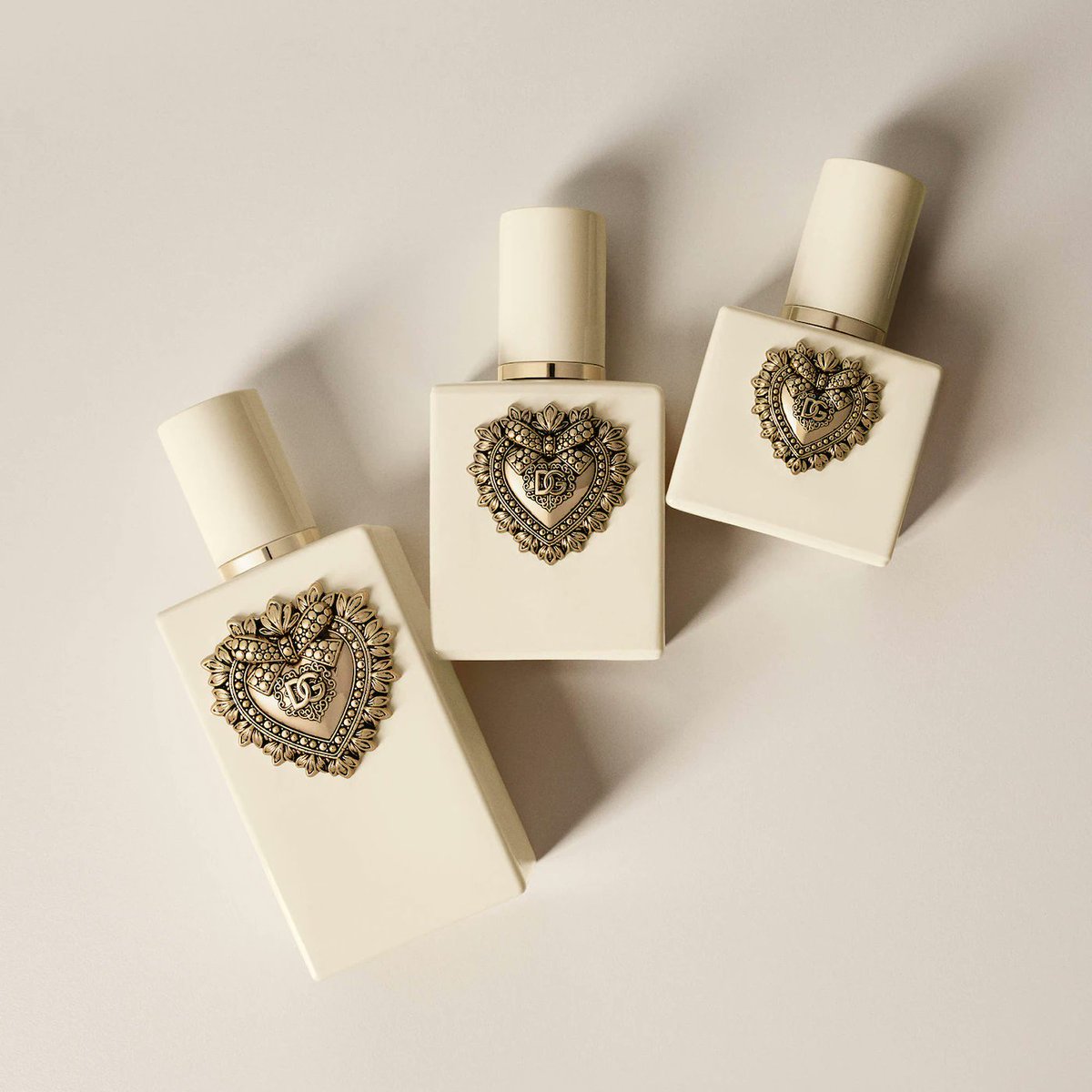 Nichedrop's tweet photo. جديد✦
DOLCE &amp; GABBANA
YOUR DEVOTION EDP INTENSE
يحتفي هذا العطر بنوتات الغورماند الشهية المستوحاة من النسخة الأصلية ويعيد صياغة رموزها بلمسة فاكهية مبتكرة تمنحكِ تجربة عطرية تجمع بين حيوية المرح وبصمة الجاذبية.
المقدمة: شمام صقلية
القلب: زهر البرتقال
القاعدة: حليب الفانيليا https://t.co/uBuqDePwOD