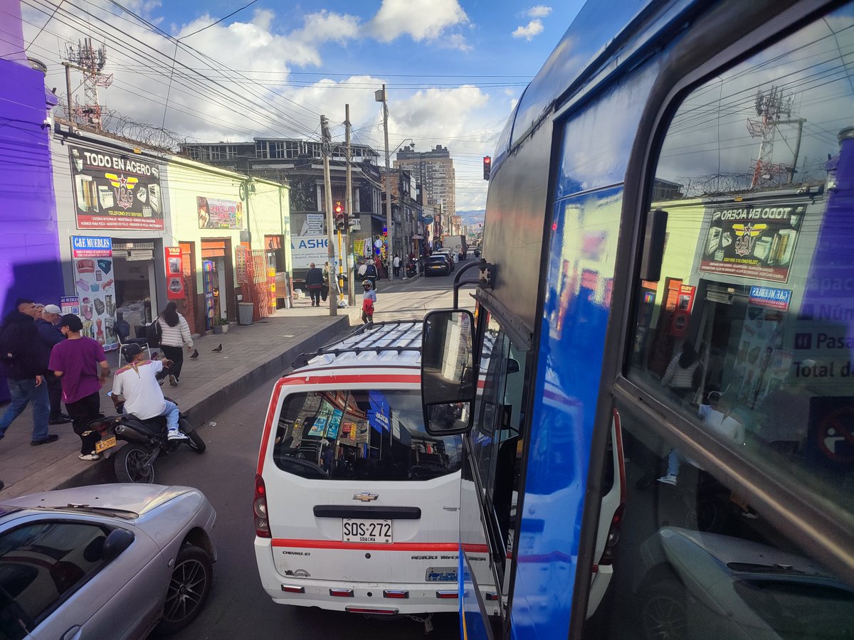 ACarreni's tweet photo. @SectorMovilidad este tipo del carro blanco, mal parqueado en la carrera 27 con calle 10, ocupando el carril doble , el bus Z70-7117 de etip ruta C15 a las 16:11 de hoy. El infractor del carro blanco peleando porque el bus disque lo estrelló, cuando el bus va por su carril https://t.co/r5ORXQzTjv
