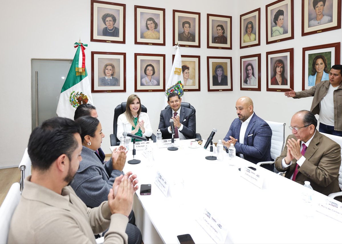 armentapuebla_'s tweet photo. ✨ Junto a mi esposa Ceci, agradecimos el valioso trabajo de Juan Carlos Valdéz durante el tiempo que tuvo el encargo de ser director general del @DIFGobPue. De la misma manera dimos la bienvenida a Carlos Ochoa, quien continuará con las labores de transformación en las familias poblanas. 🏠🫰🏼🫶🏼

¡Mucho éxito a ambos en esta nueva etapa!