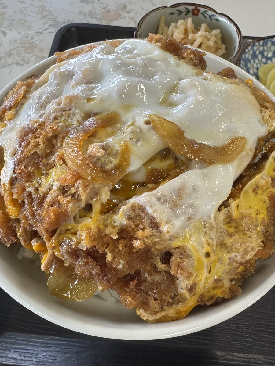 _enel_'s tweet photo. 小諸は与良町、古久清食堂。かつ丼大盛。
かつ丼には並と上があるが、並の大盛にしてみました。
蓋に納まりきらないカツが良い！明らかに味の染みた玉ねぎがたまらん。
カツは柔らかく、味がしっかり染みている。これは米進むわ。まいうー。

#小諸
#古久清食堂
#かつ丼
#定食
#まいうーチャンネル https://t.co/cP0EjVwPBN