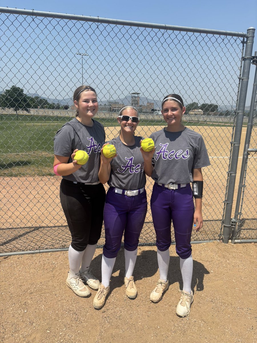 AcesMeirowsky's tweet photo. @AcesMeirowsky Good work girls! Emerson Hiebert, Zoey Gaskill #35 and Grace Hargrove #1 hit home runs during the 3rd Pool Play game @COSparkFire @triplecrownspts @EmersonHiebert @GaskillZoey @LNH2803 @hardyhar10 🥎🥎#softball @SoftbalAmerica @MidwestPremierS @PrepSoftball https://t.co/d4jZxcxaKP