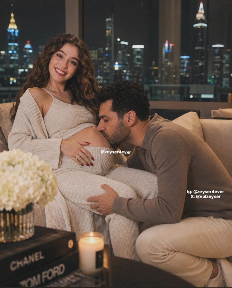 Valzeyser's tweet photo. Perdón, pero nadie me va a convencer de que Murat no sería el tipo de hombre que besaría la pancita de Çemre cada cinco minutos solo para hablar con su bebé. 😭🤍

En mi mundo delulu estas cosas pasan.

#CemMur ❤️‍🔥 https://t.co/RS5HW99xiX