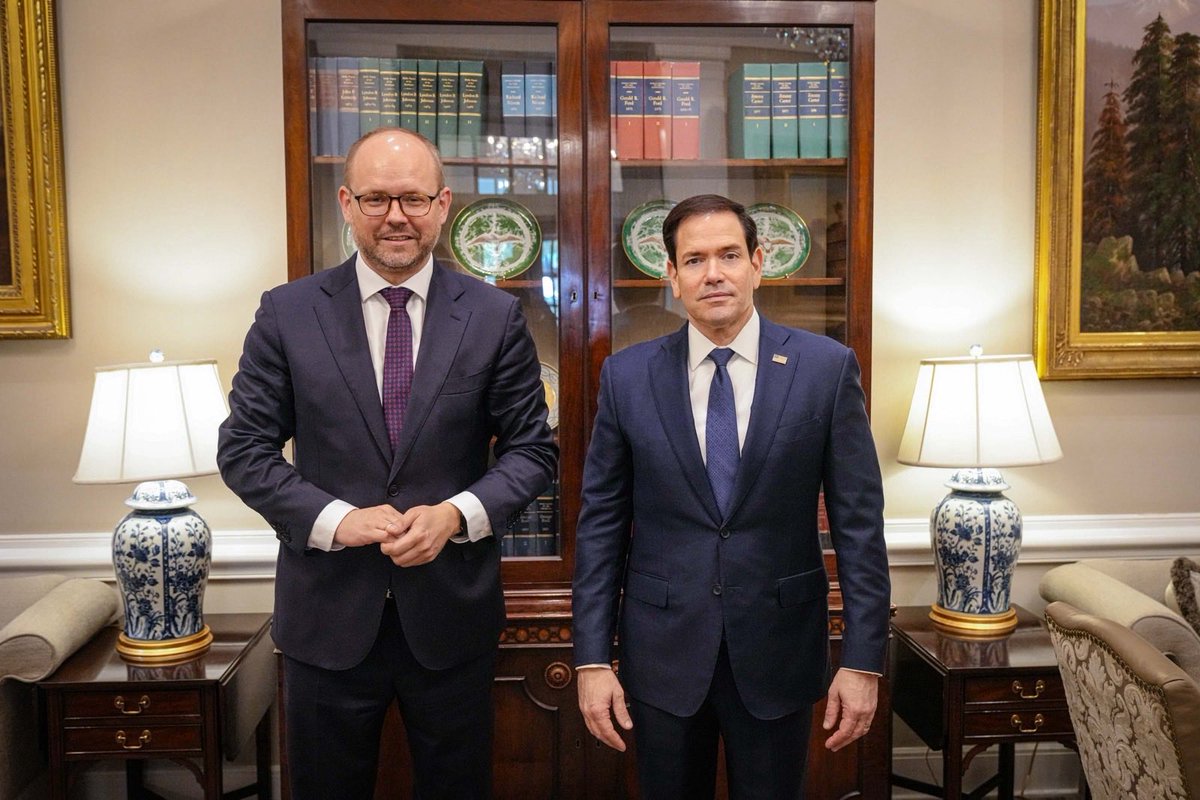 marcin_przydacz's tweet photo. Bardzo dobre spotkanie w Białym Domu - West Wing z @SecRubio

Omówiliśmy sprawy bezpieczeństwa, ze szczególnym uwzględnieniem polsko-amerykańskiej współpracy militarnej, a także sytuacji bezpieczeństwa w Europie w kontekście agresywnej polityki rosyjskiej. Dyskusja dotyczyła także perspektywy stałej amerykańskiej obecności wojskowej w Polsce oraz współpracy w ramach grupy G20.

Sekretarz Stanu M. Rubio podkreślał, że relacje polsko-amerykańskie są najlepsze w historii za sprawą wyjątkowych relacji osobistych pomiędzy Prezydentem USA i Prezydentem Polski. 🇵🇱🇺🇸