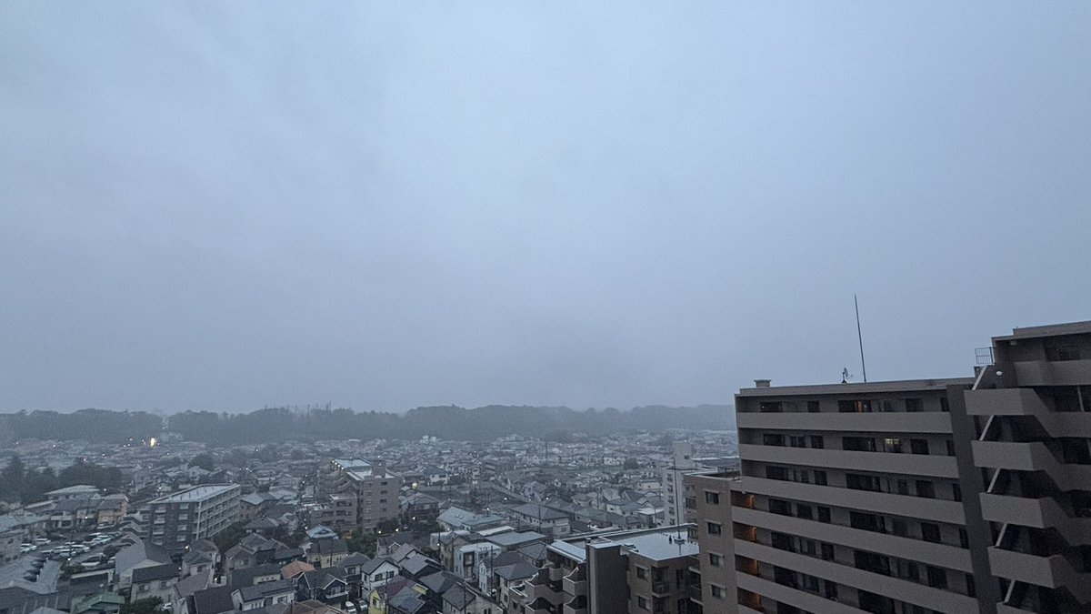 RoiNw6JouhXnyNT's tweet photo. 《  おはよう相模原  》

#半夏生   七十二候雑節
昔この時期に降る雨を｢半夏雨｣といい大雨になる事が多かった

#うどんの日
讃岐地方の農家では半夏生の頃,麦刈田植を終えた労いでうどんを打って食べる風習があった事に因む

🐔雨霧濃い朝です

天気予報☔️⚡️

🌡気温20~23℃

2026年7月2日AM 4：31 https://t.co/3qJtEc3RLf