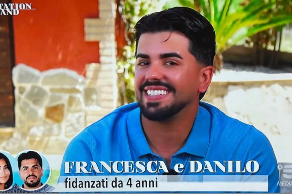 sbembuz's tweet photo. Rosaio vergognati hai tolto il sorriso pure a mentadent per tutte le cazzate che hai detto #temptationisland https://t.co/1auo9EBHjy