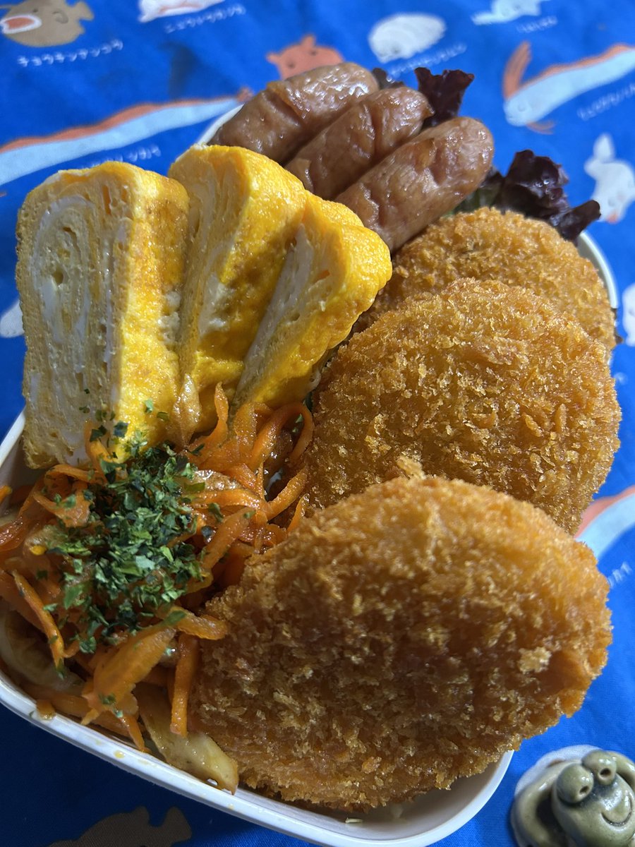 ShimePotya's tweet photo. ほい。お弁当できまひたよっと🙂

本日は
✨コロッケ 3つ
        ウインナー 3つ
          卵焼き 3つ
           ３３３で サンキュー弁当✨️ 

…しょーもな   笑笑

まぁ、とりあえず
今日も頑張って行ってこいっ(๑و•̀ω•́)و 
 #今日のお弁当 https://t.co/kHewih7Krl
