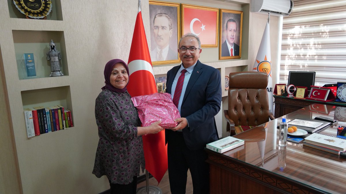 PolatliAkKadin's tweet photo. İlçemiz için özveriyle çalışan Sayın İlçe başkanımız @ItekeTeke  ye teşekkürlerimizi küçük bir hediye ile sunduk.
Emekleriniz için Teşekkür ederiz
 @akgul_aysel @tugbaisikercan https://t.co/fcAUlOJ3qk
