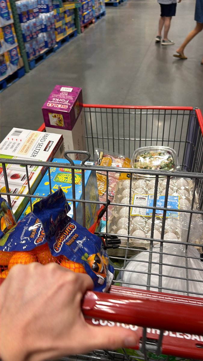 brandon_laroo's tweet photo. Put to work already. 😢 #costco #agony #vacation https://t.co/8rGzM5LSom