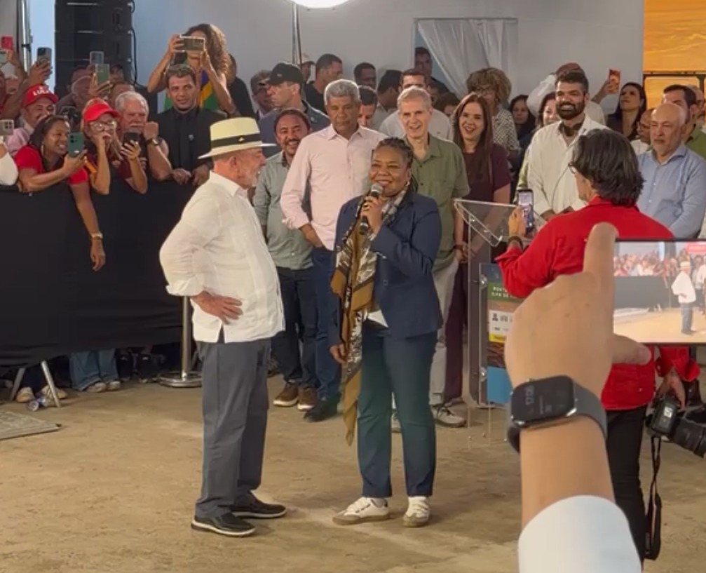 AloAlo_Bahia's tweet photo. Margareth Menezes canta para Lula durante cerimônia que marca início das obras da Ponte Salvador-Itaparica

Veja vídeo: https://t.co/fvWMQ6Thcm https://t.co/XiypPVfsBU