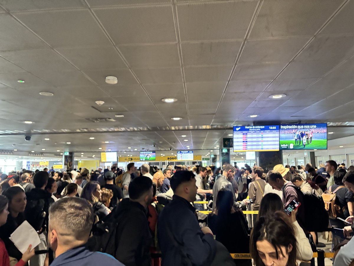 MTA_2025's tweet photo. Caos total en migración del Aeropuerto El Dorado. Más de una hora de espera, filas desbordadas y una organización deficiente.  @MigracionCol @BOG_ELDORADO #Bogotá https://t.co/SSpRo9vUvW