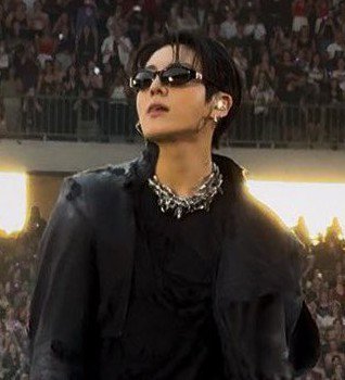 loveibunv's tweet photo. the glasses match their hair, ITS SO HOT, THEY ARE DANGEROUS https://t.co/8xYiYsBbNE