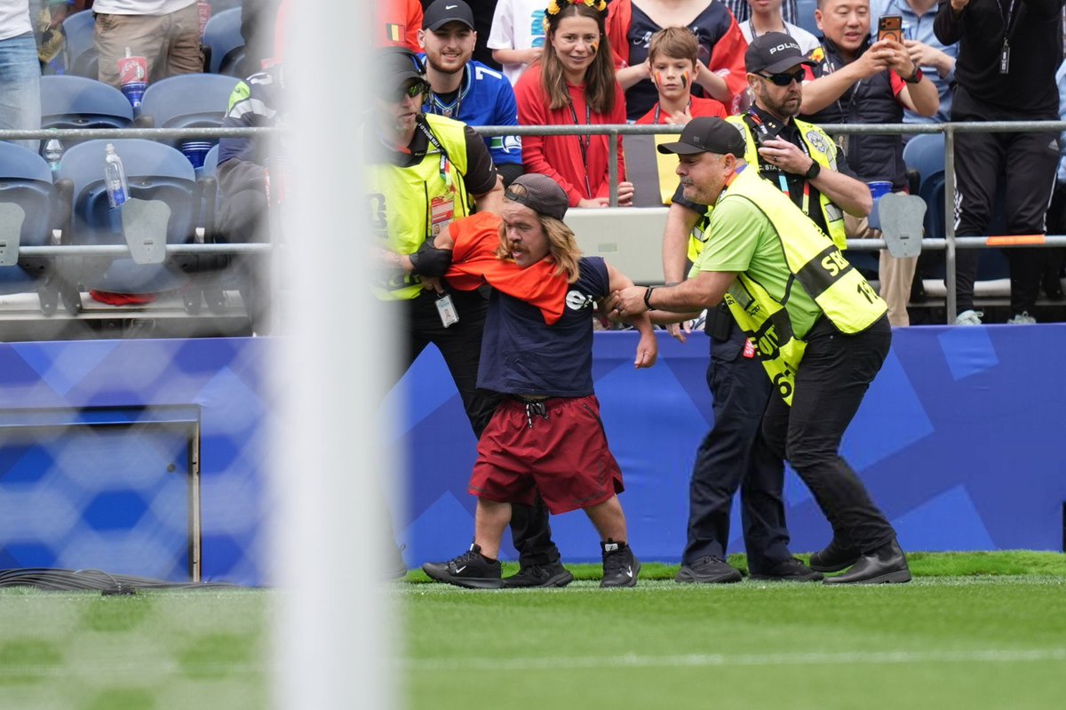 HQpcrt's tweet photo. Pitch invader stopped during Belgium vs Senegal. #FIFAWorldCup https://t.co/2znJth2SiJ